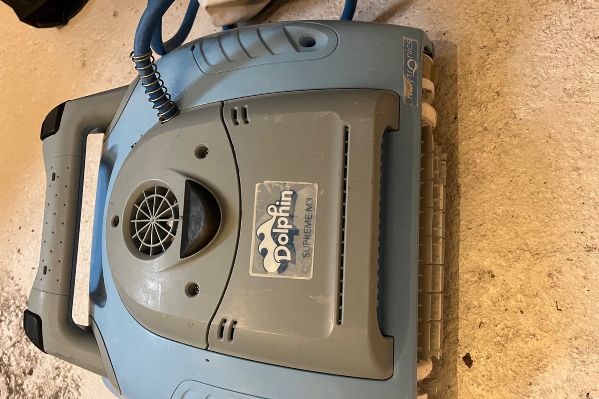 Maytronics Dolphin poolrobot på verkstad – referensbild