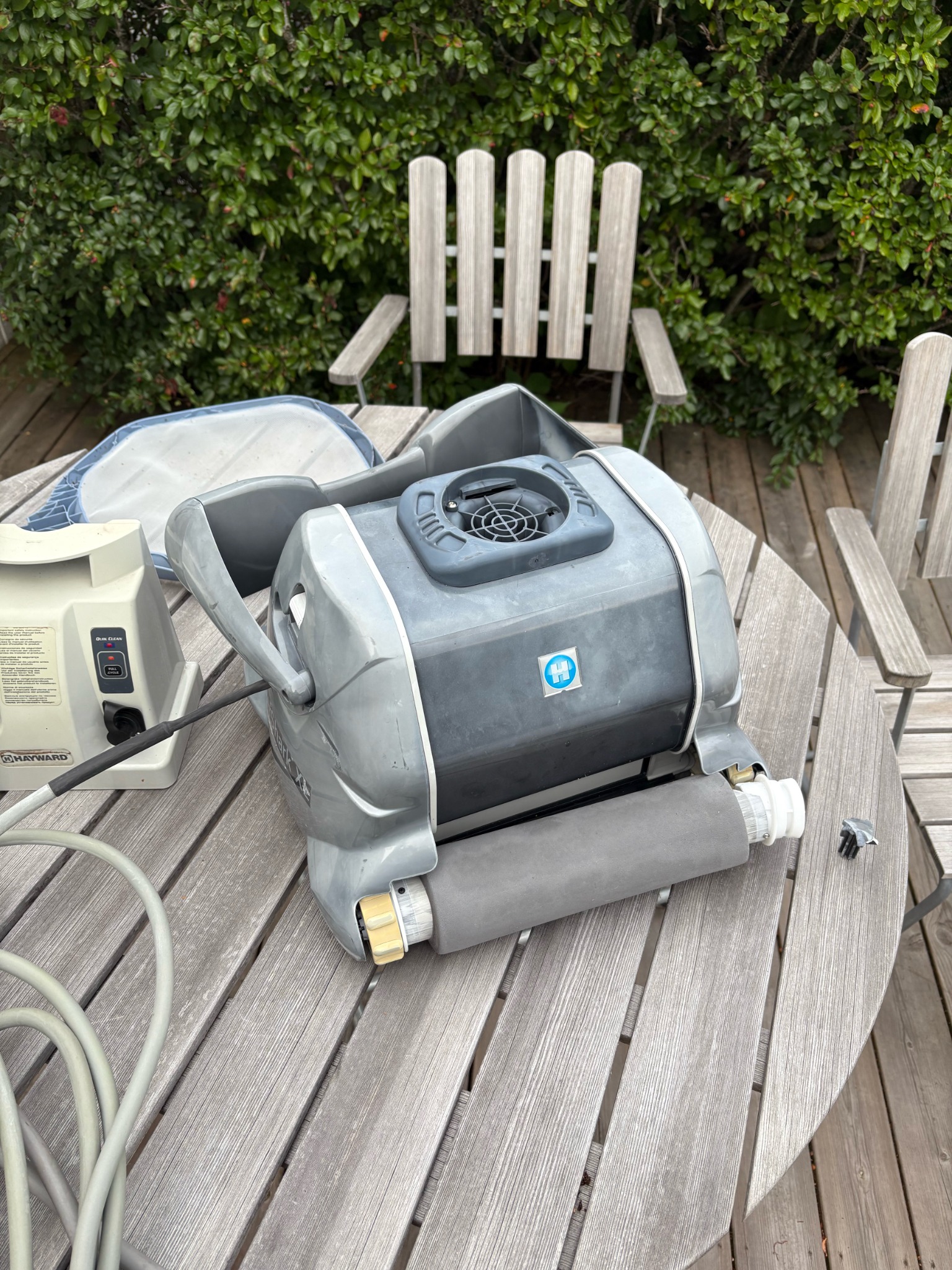 Poolrobot på verkstad – referensbild