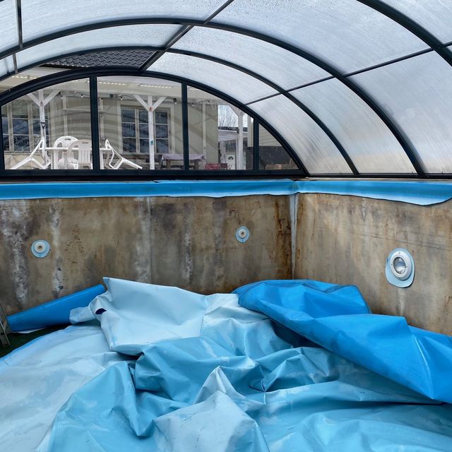 Tidigare projekt – poolrenovering, tom pool under täckning
