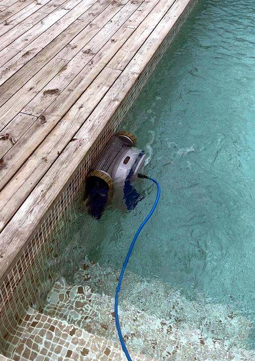 Poolrobot i pool – testkörning vid poolservice