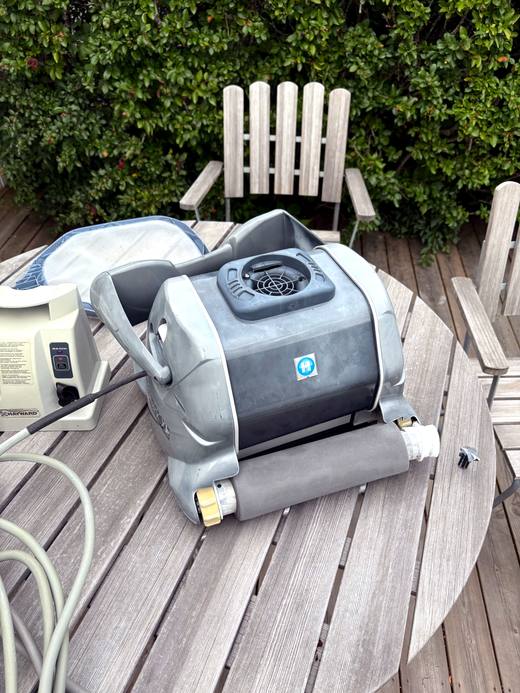 Poolrobot på verkstad – genomgång före reparation